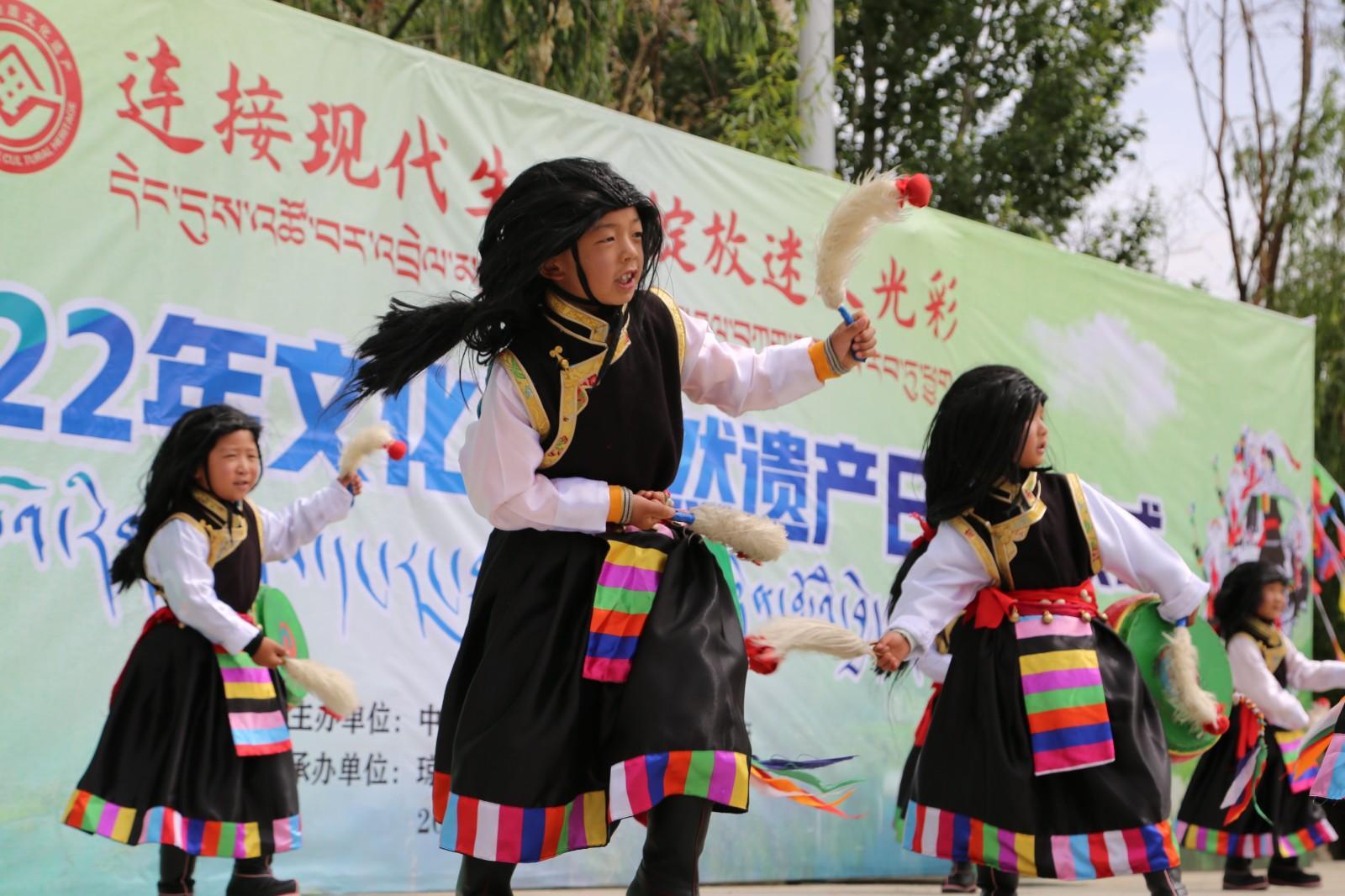 图为久河村双语幼儿园幼儿正在表演《久河卓舞》.JPG