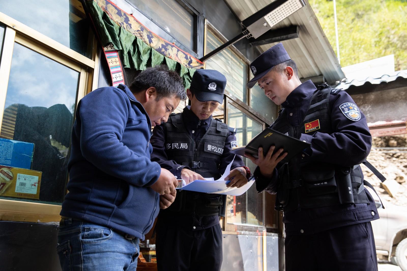 图为玉麦边境派出所派出所民警正在采集辖区群众基本信息.jpg