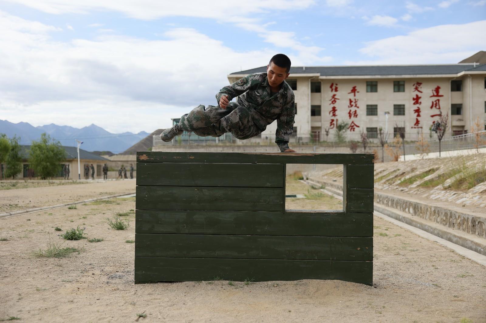 图二（官兵正在进行400米障碍训练）拍摄者：吴奎.JPG
