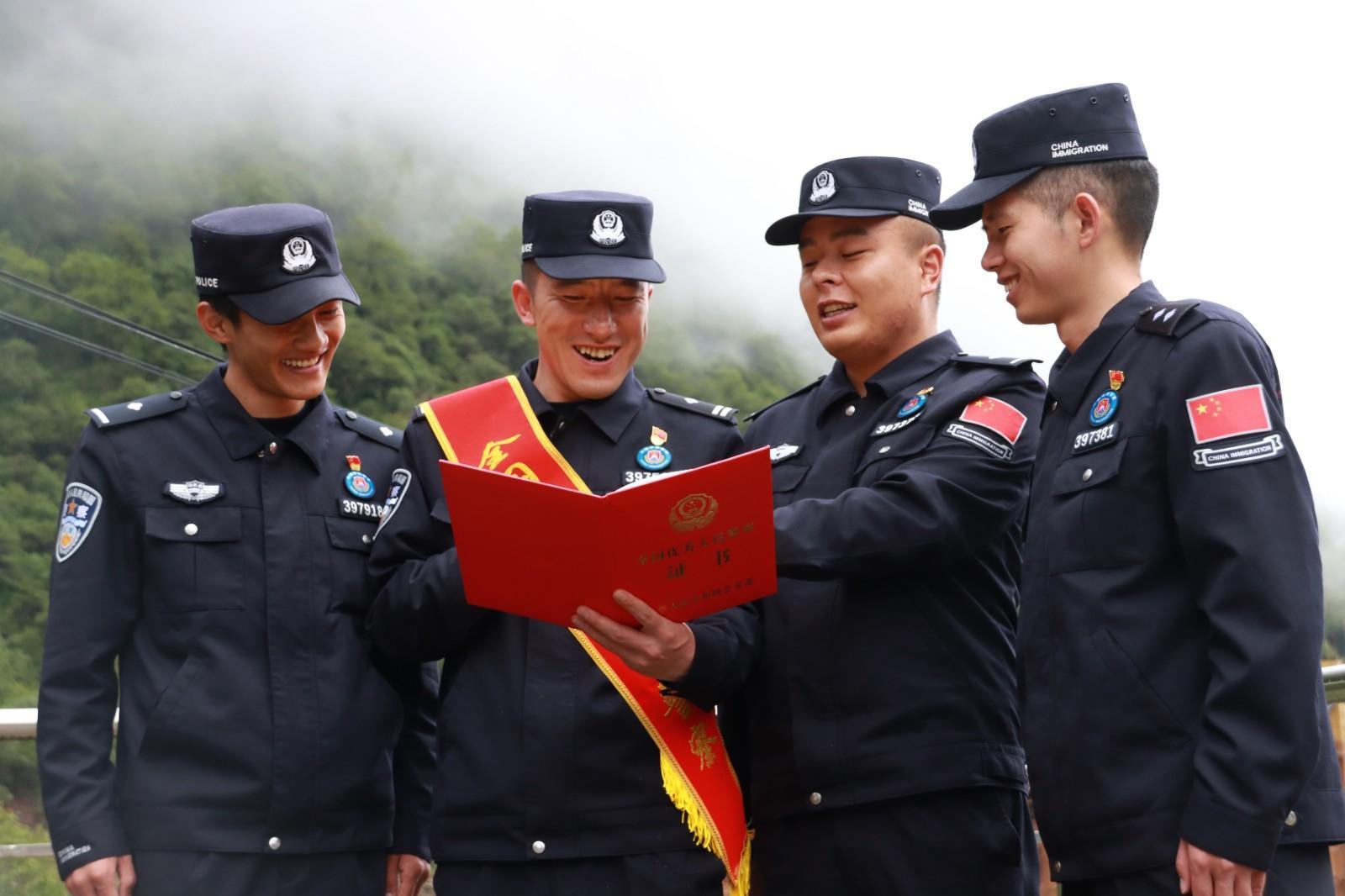 图为“全国优秀人民警察”王微教导员为民警宣讲.JPG
