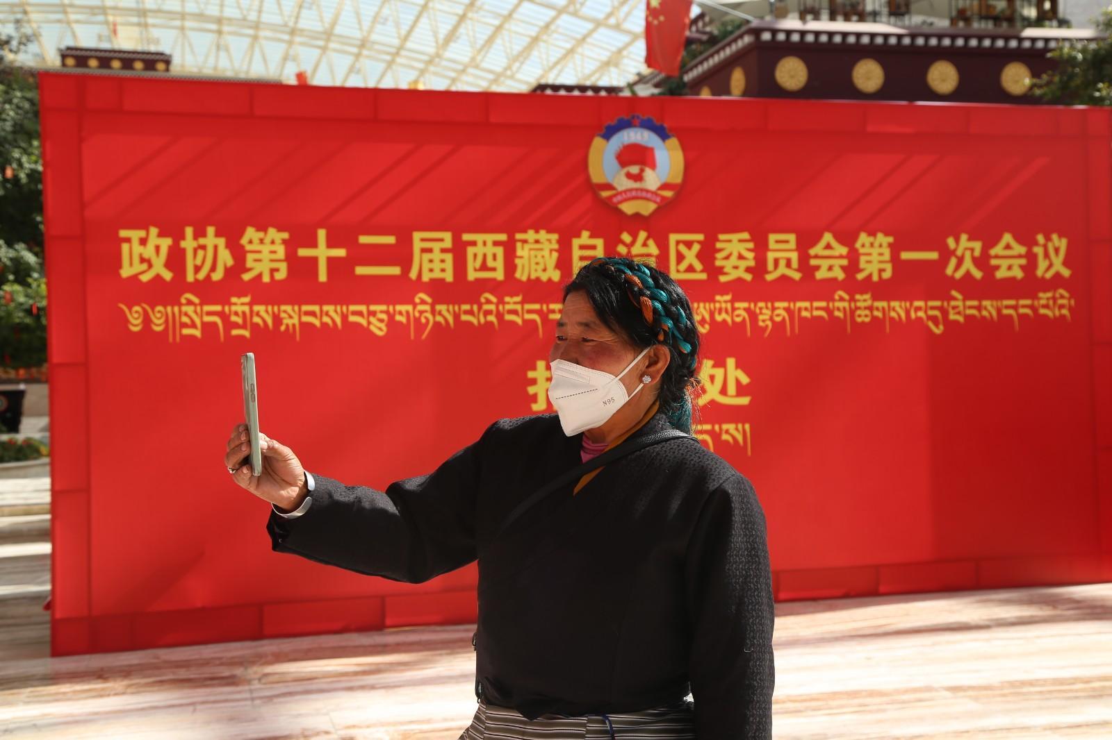 图为山南委员在驻地报到完后拍照留念.JPG