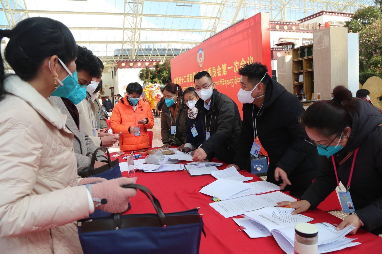 图为政协委员报到现场.JPG