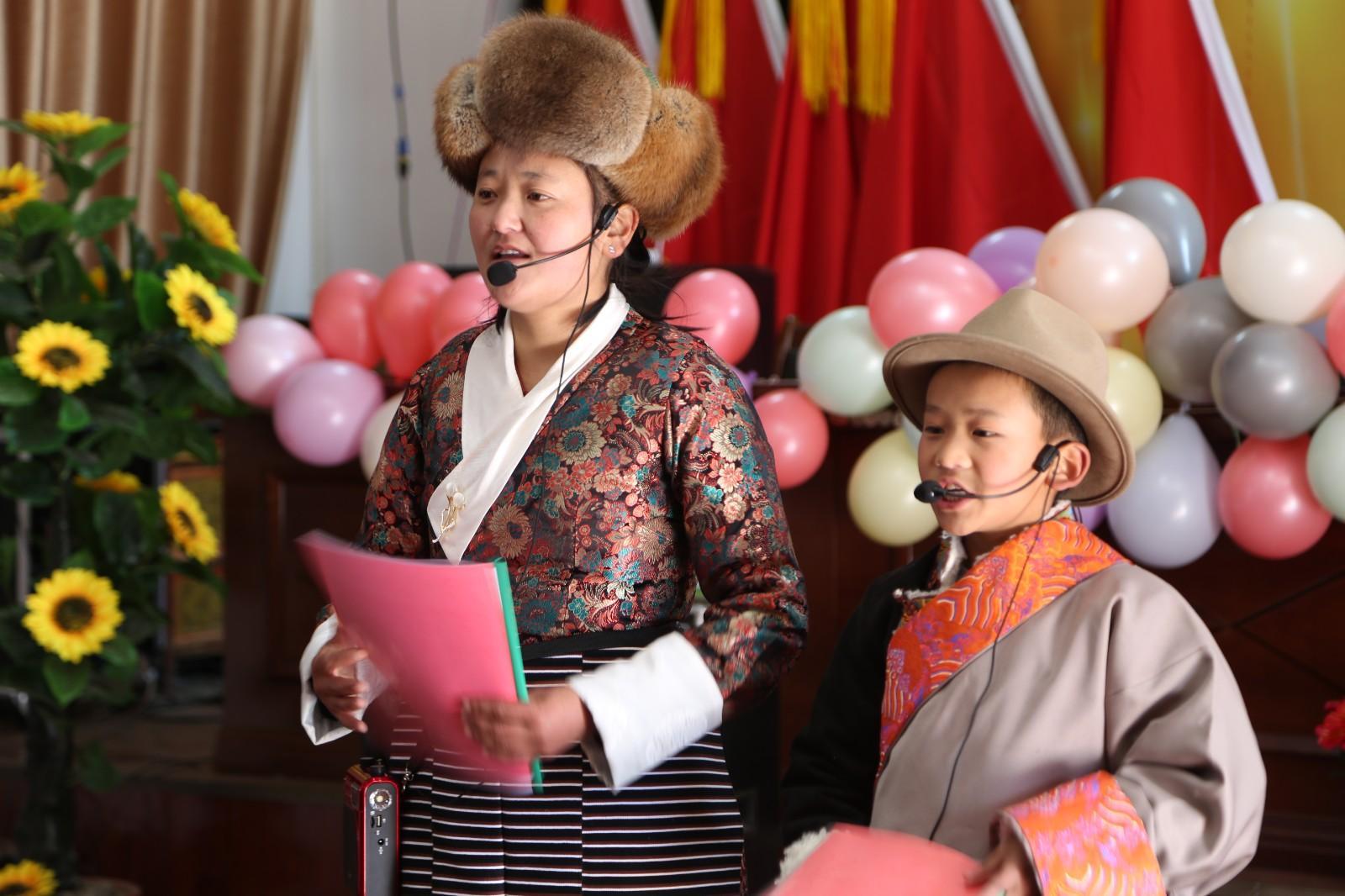 图为久河村旦增阿旺小朋友正在和家人参加活动.JPG