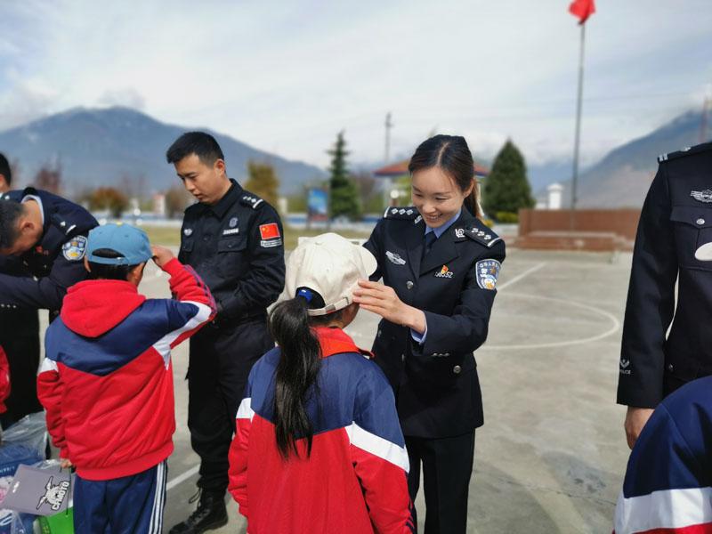 羌纳边境派出所民警为结对帮扶对象发放生活(5184801)-20230510142022.jpg