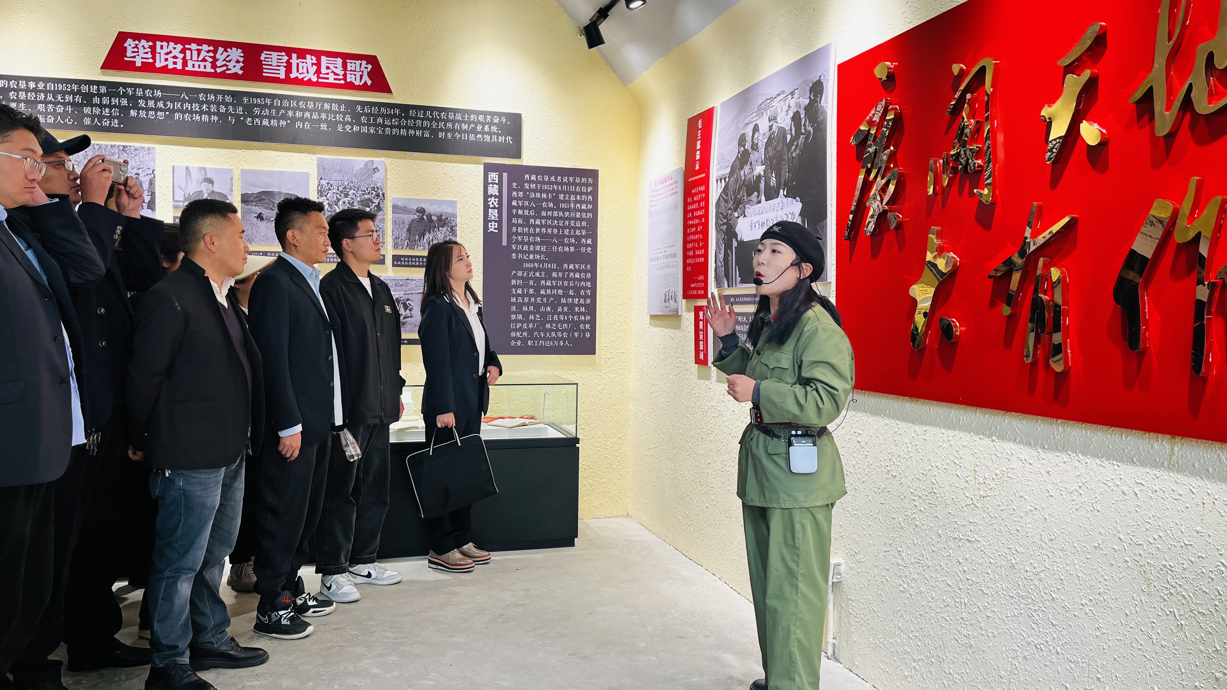 图为琼结县党务工作者在林周农场参观.jpg