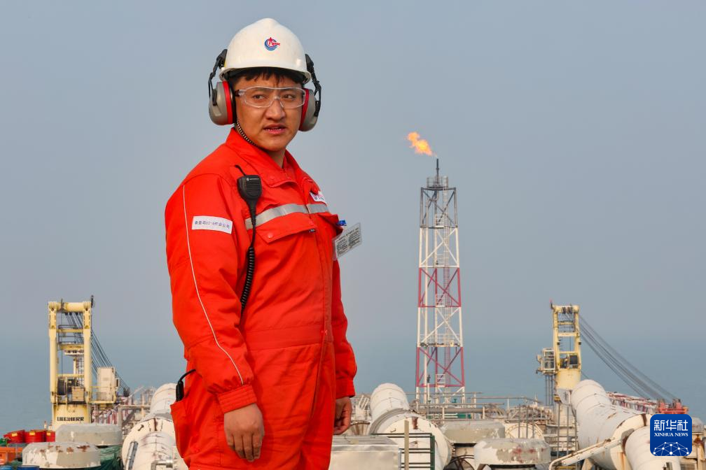 梦想从羌塘草原飞向浩瀚蓝海海上石油工人强巴的故事