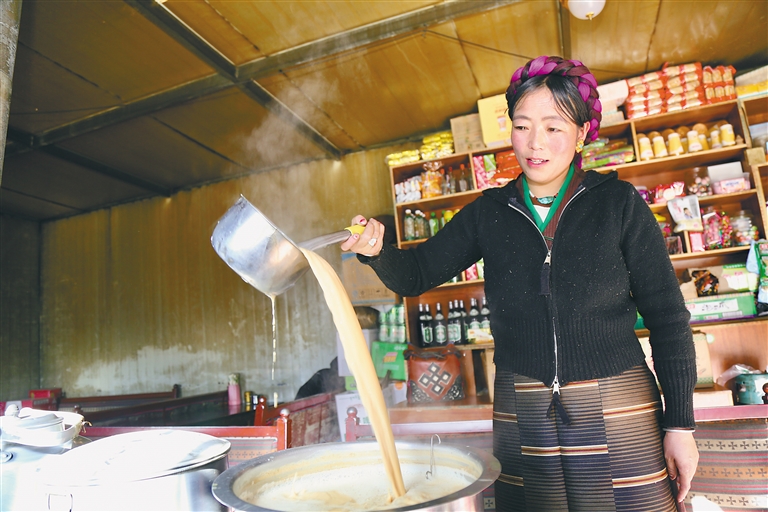 店主贡觉白姆见证墨竹工卡县龙珠岗大桥建成通车
  “交通顺畅了，我们的生活更幸福啦”

  