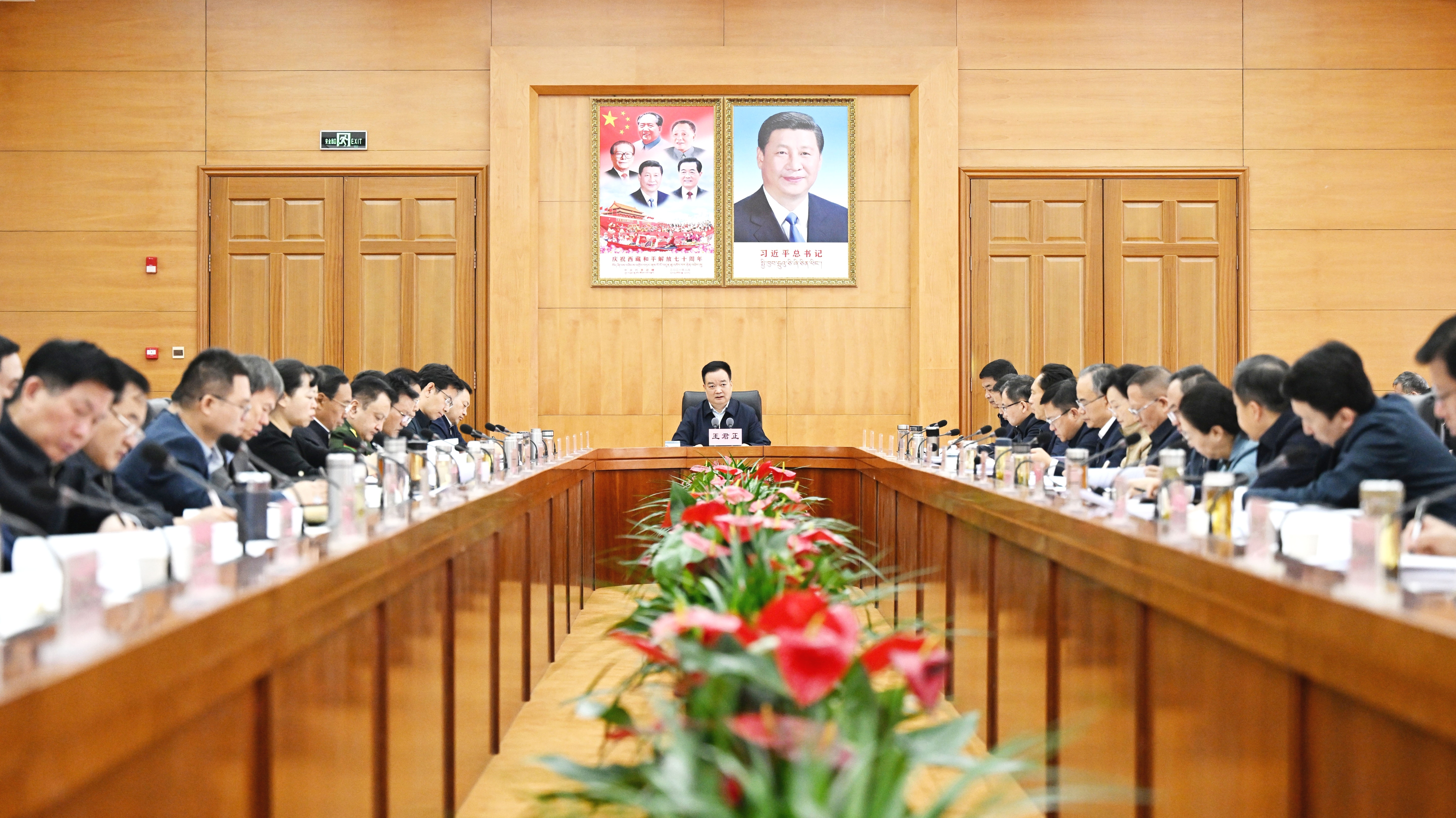 王君正主持召開自治區(qū)黨委常委會（擴大）會議