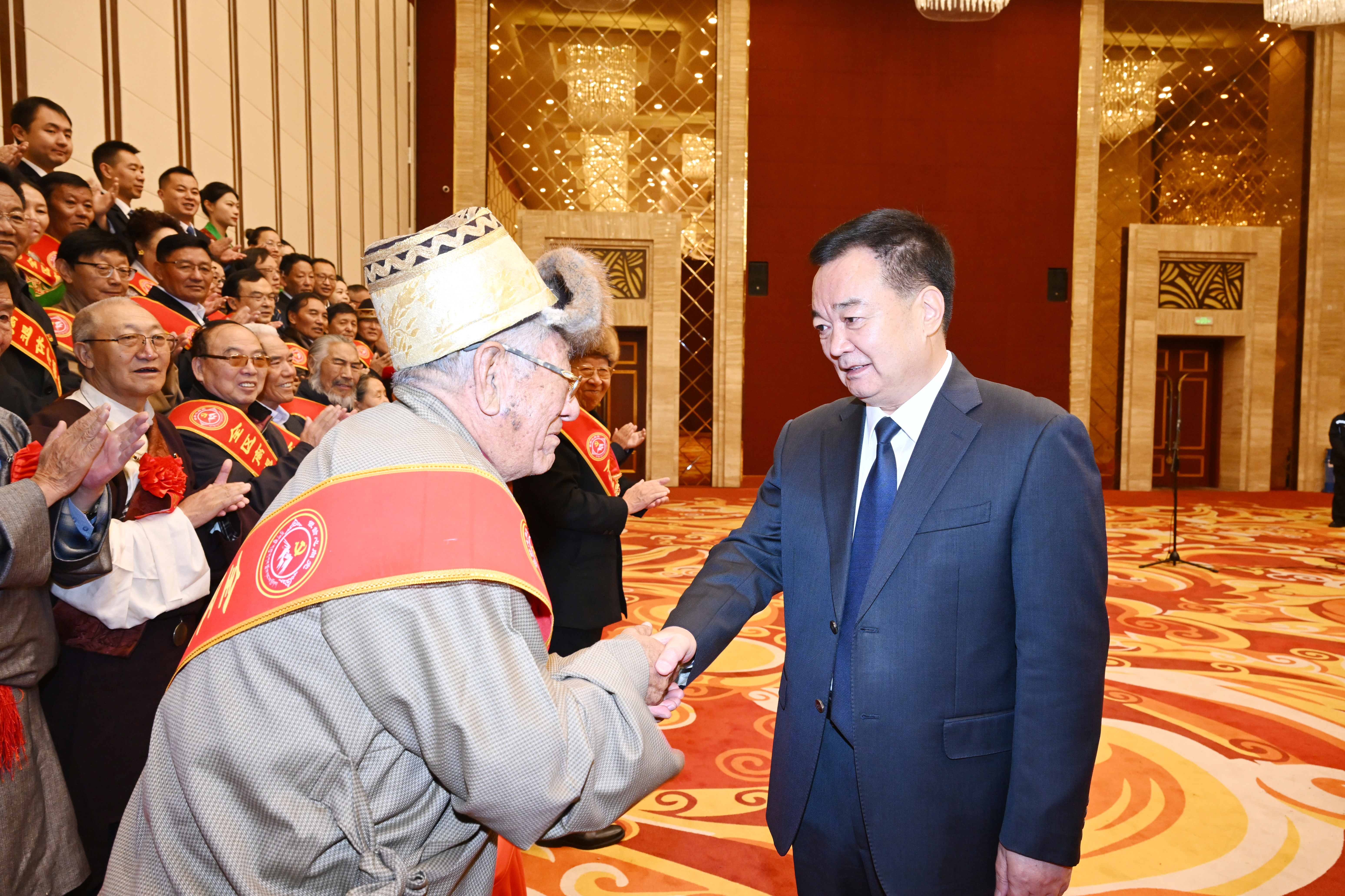 王君正会见全区离退休干部先进集体和先进个人代表