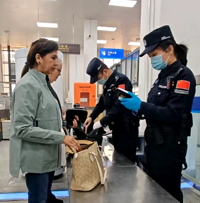 刚入警一年的她 失联在吉隆口岸