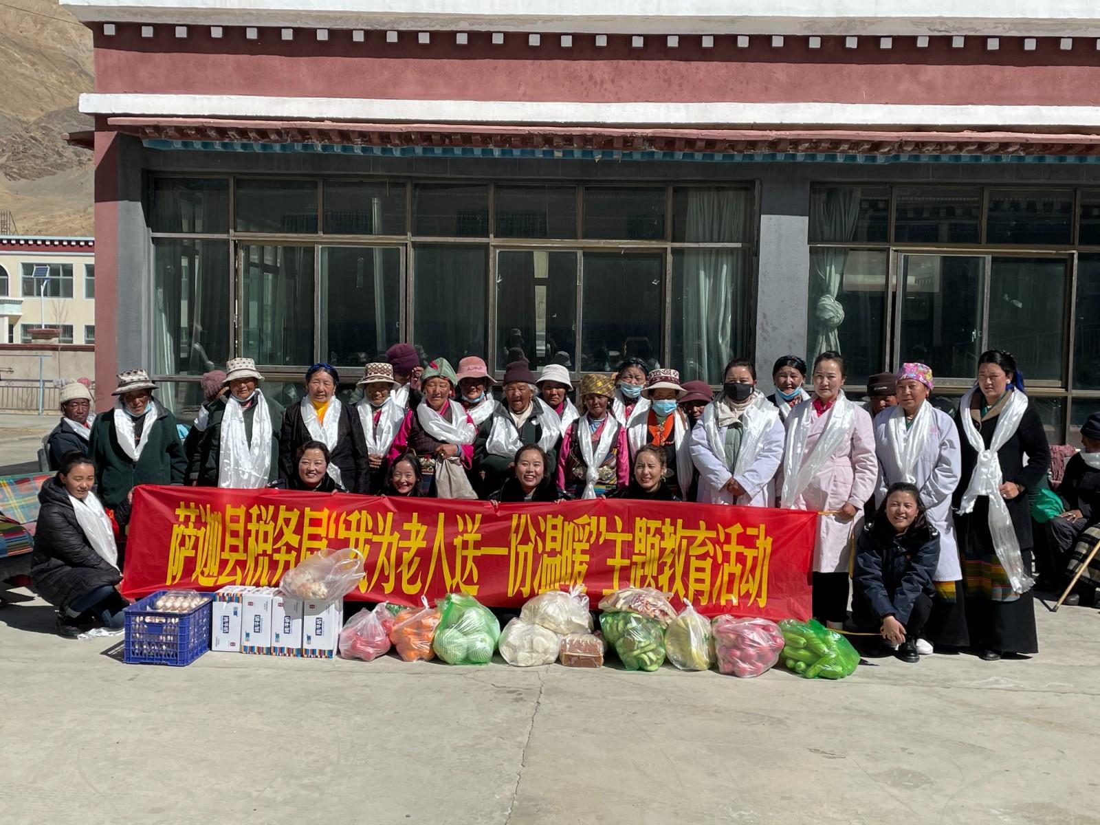 为老人送一次温暖.jpg