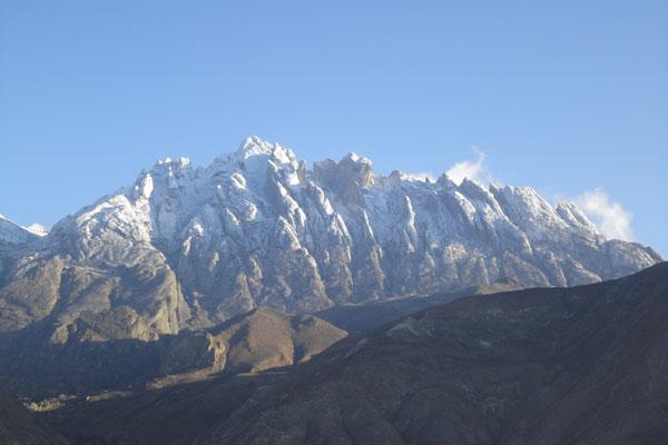 雄伟的岗布兀子山.jpg