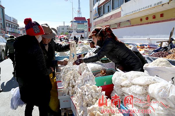 山南木羊年传统年货市场拉开大幕（组图）