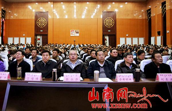 山南干部群众聆听十八届五中全会精神宣讲报告