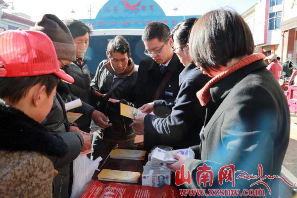 山南开展人民币识别技巧和反假币知识宣传