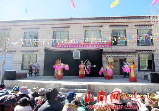 地委组织部驻村工作队送文艺演出庆祝藏历新年