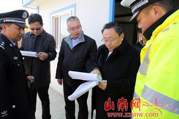格桑次仁在贡嘎扎囊县检查指导维稳工作