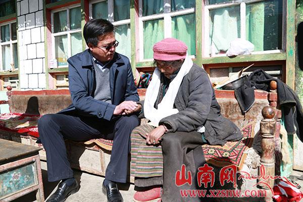 赫沛看望慰问优秀共产党员仁增家属