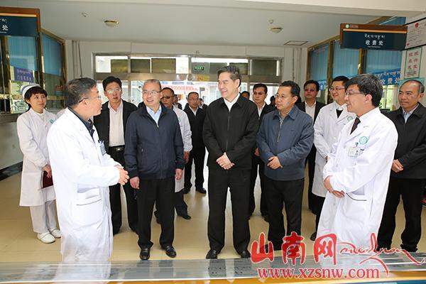 曾万明在山南市看望慰问援藏干部人才