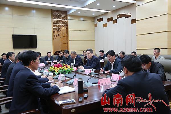 曾万明在山南市看望慰问援藏干部人才