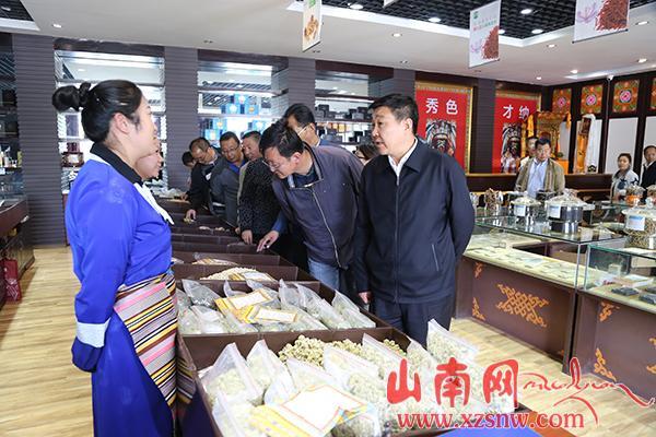 丁哲峰率考察组在曲水县考察交流农村改革工作