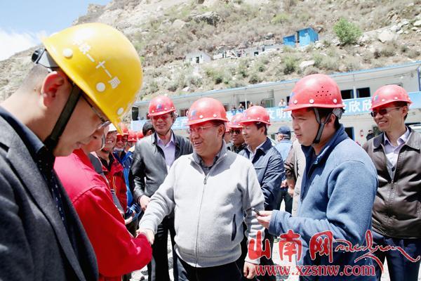 普布顿珠调研清洁能源基地建设看望一线施工人员