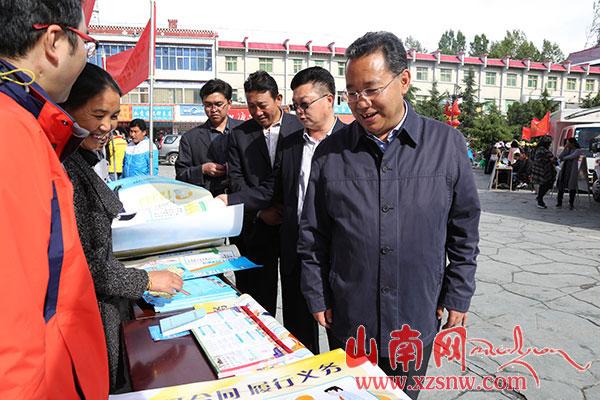 普布顿珠视察“安全生产月”宣传工作
