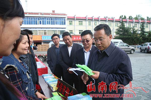 普布顿珠视察“安全生产月”宣传工作