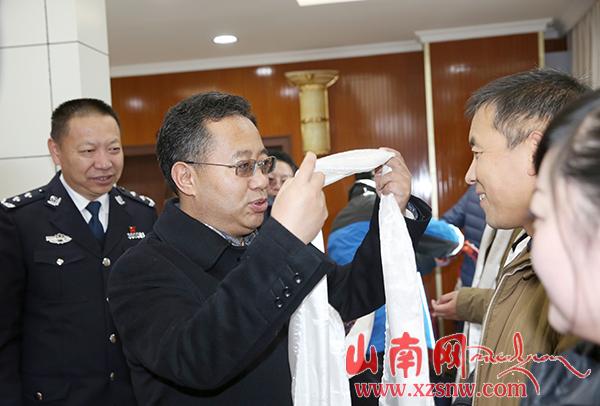 普布顿珠看望慰问公安民警和财税工作人员