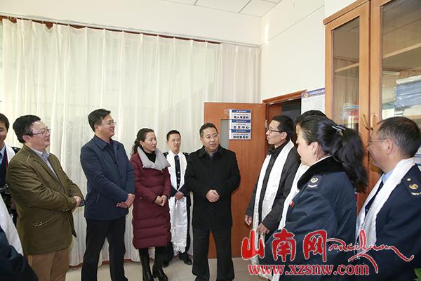 普布顿珠看望慰问公安民警和财税工作人员