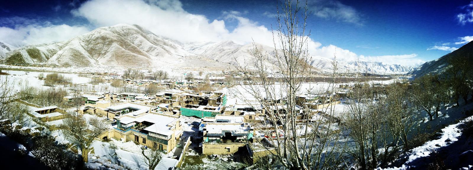 图5为：银装素裹的琼结县拉玉乡强钦村全景。.jpg