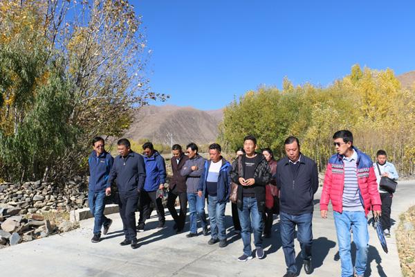 图为考察组一行在拉玉乡强吉村乡村旅游发展情况调研。.JPG