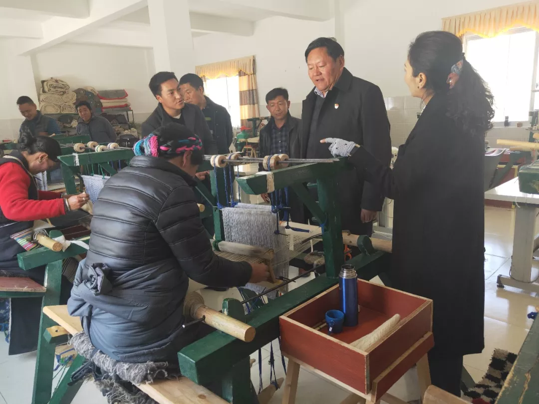 白玛多吉深入嘎波民族手工业专业合作社调研.jpg