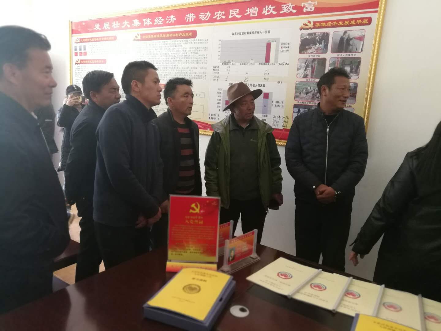 学习考察组在昌都市卡若区如意乡通夏村参观学习村集体经济建设情况。.jpg