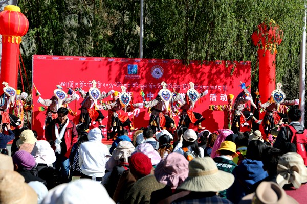 启动仪式现场琼结县民间艺术团正在表演朗玛《吉祥祝福》1.jpg