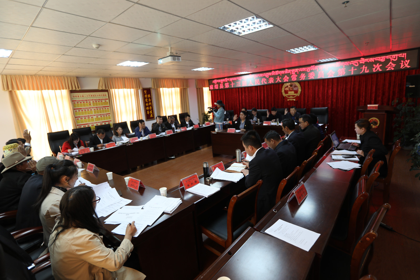 琼结县人大常委会召开第十九次会议现场。.JPG