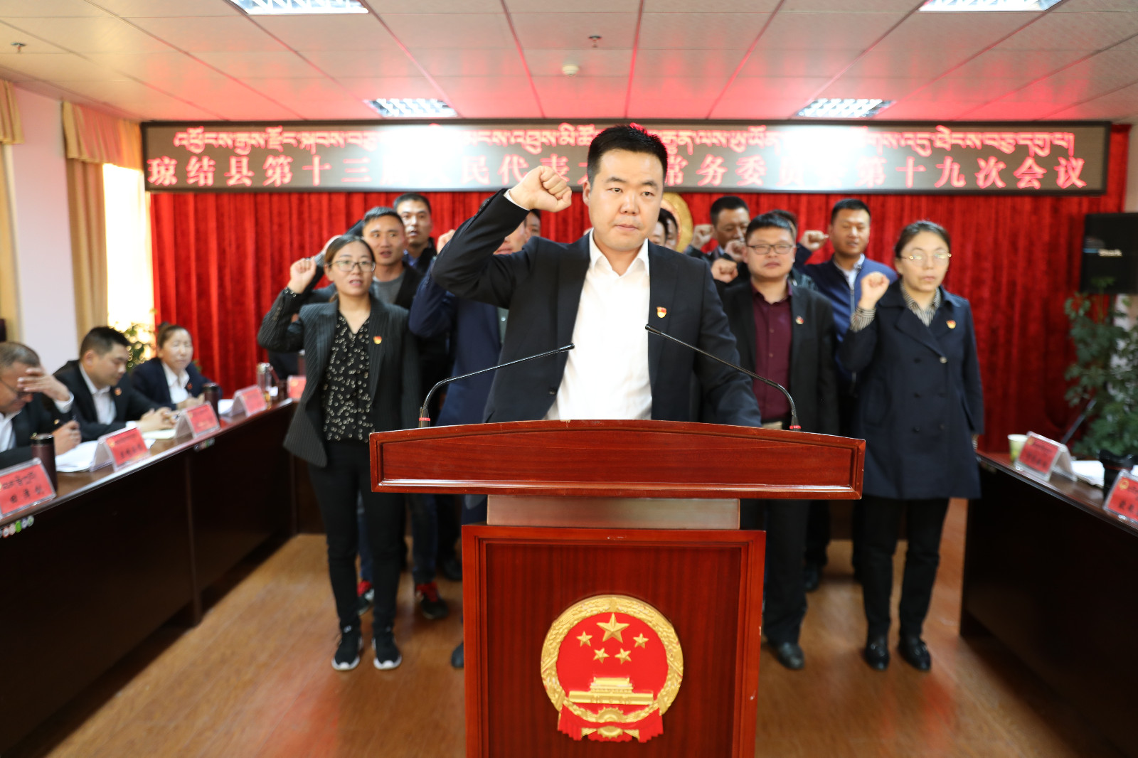 图为：新任职干部进行宪法宣誓仪式。.JPG
