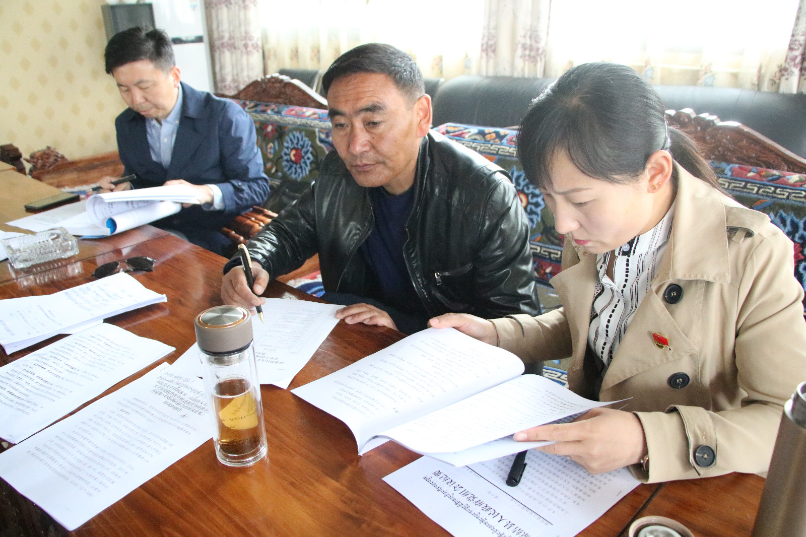 图为：调研组在琼结县教育局检查教育工作。.JPG