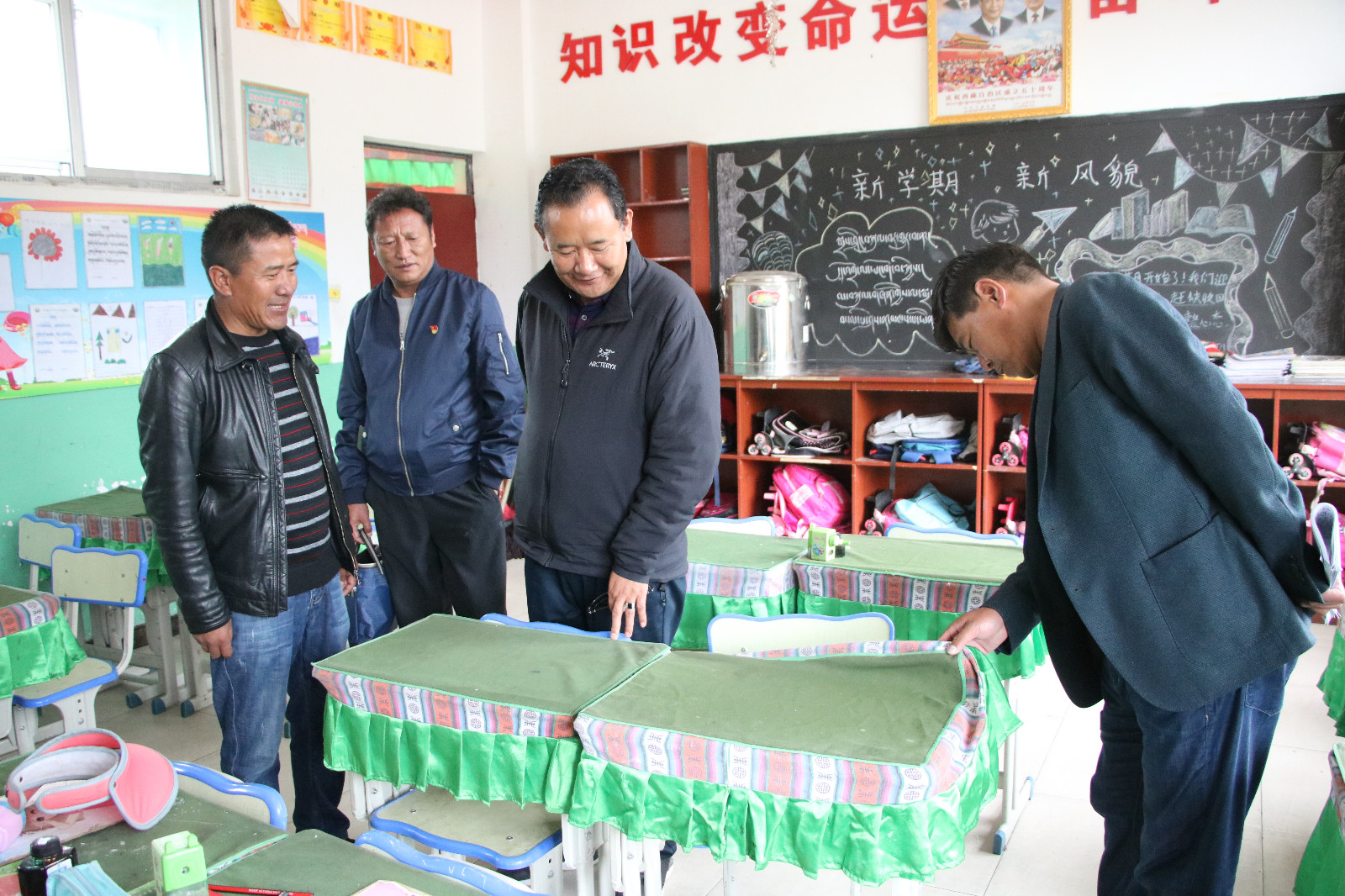 图为：调研组在琼结县下水乡小学地检查学校教育教学。.JPG