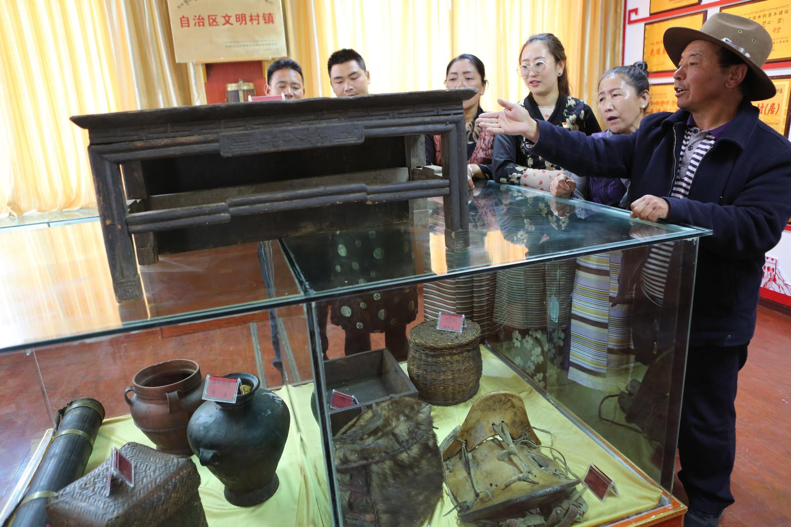 图为：在琼结县加麻乡白松村村史馆交流学习。.JPG