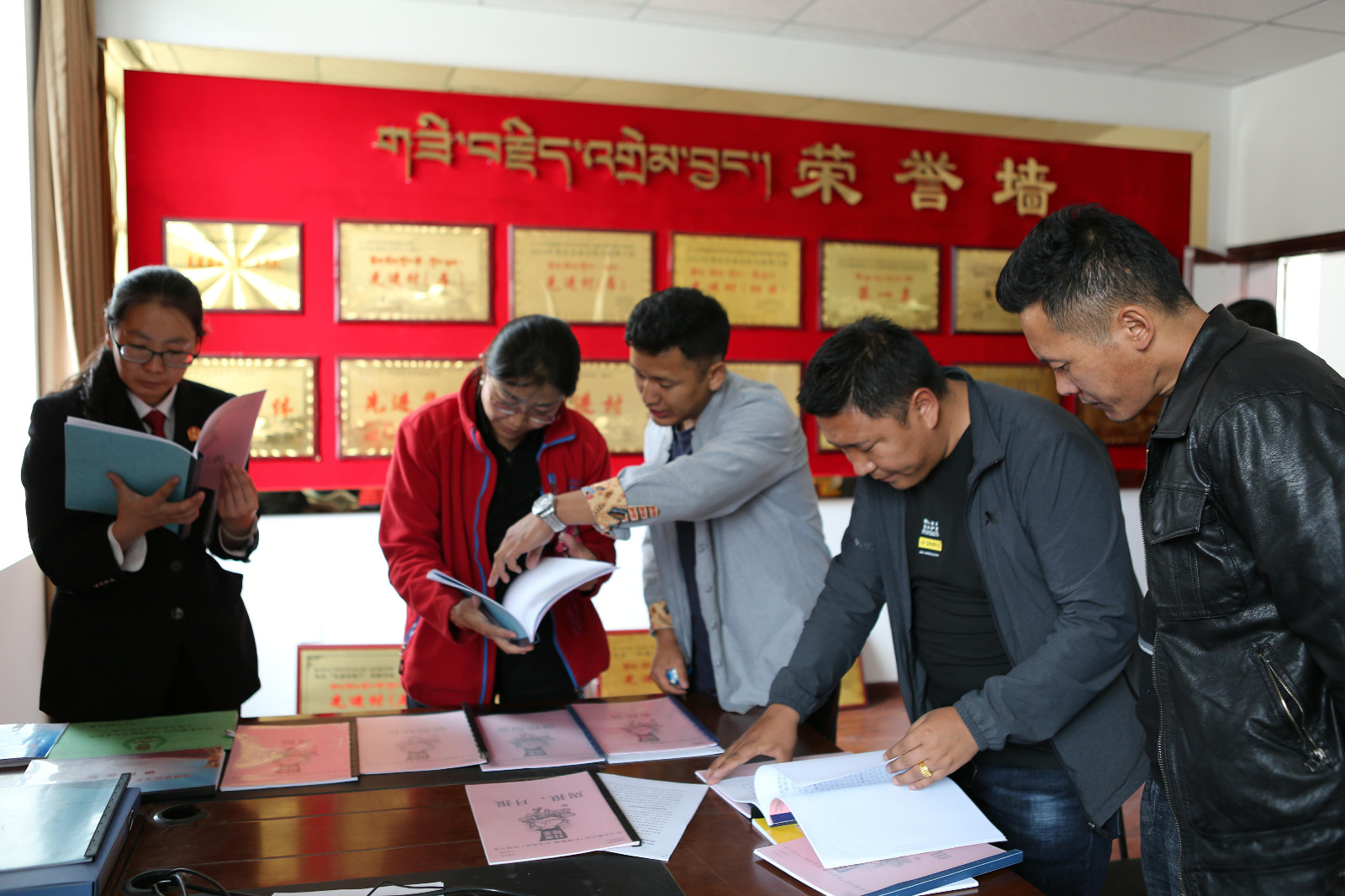 图为：专班组一行在琼结县拉玉乡堆巴村查阅相关资料。.jpg