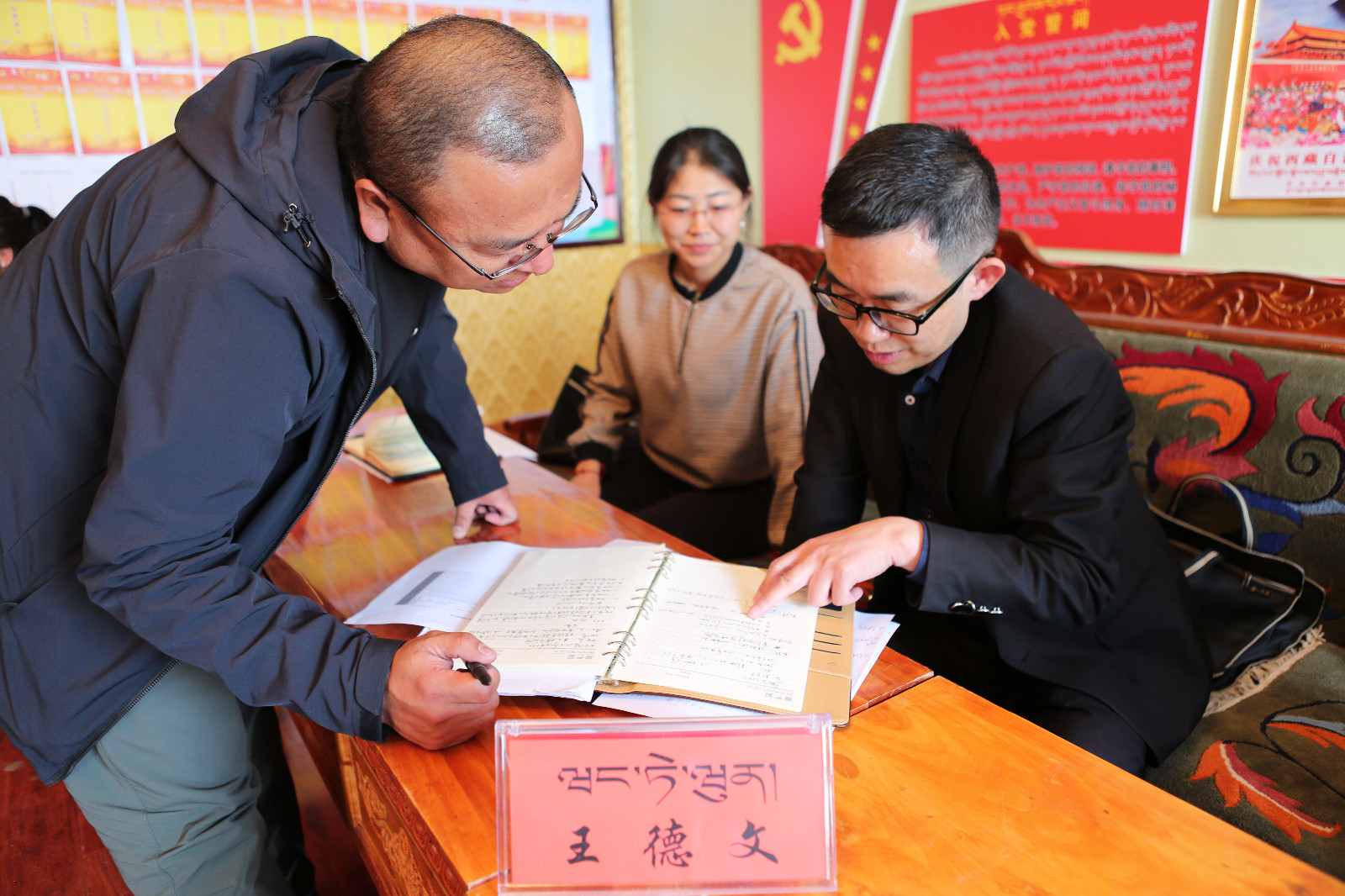 图为：王德文一行在琼结县琼结镇检查监督工作开展情况。.JPG