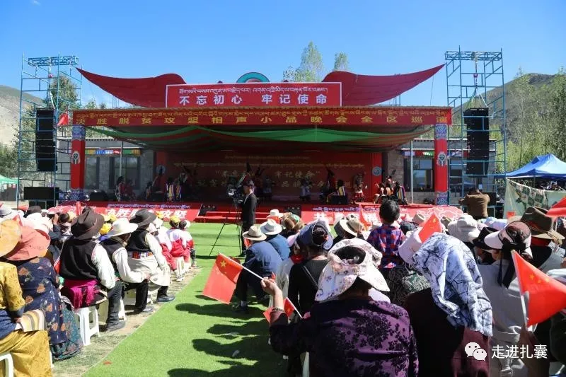 决胜脱贫攻坚相声小品晚会在扎囊县举行 雷丰出席.JPG