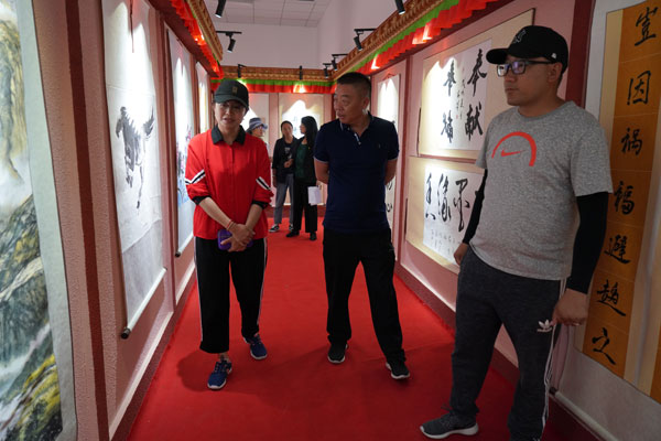 图为：麻建辉一行在考察调研琼结藏汉书法展厅。.JPG