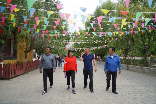 图为：麻建辉一行在考察调研琼结县旅游步行街。.JPG