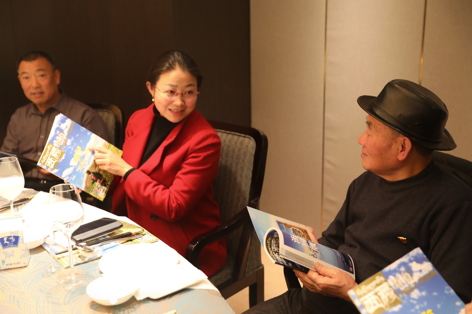 图为：县委副书记、人大党组书记、主任秦梅鸯宗代表县委、政府向老领导汇报工作。.jpg