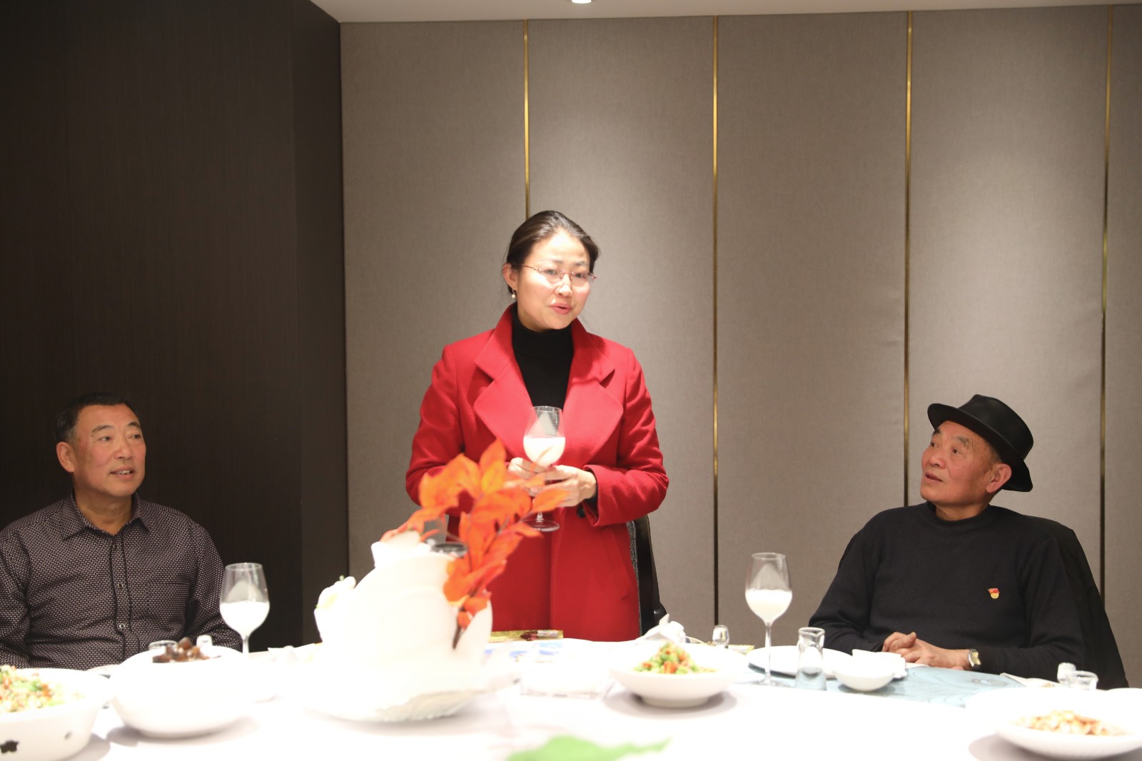图为：县委副书记、人大党组书记、主任秦梅鸯宗致辞。.jpg