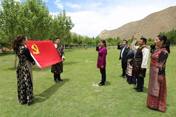 图4为：2019年，琼结人大支部“主题党日”活动。曲杰  摄.JPG