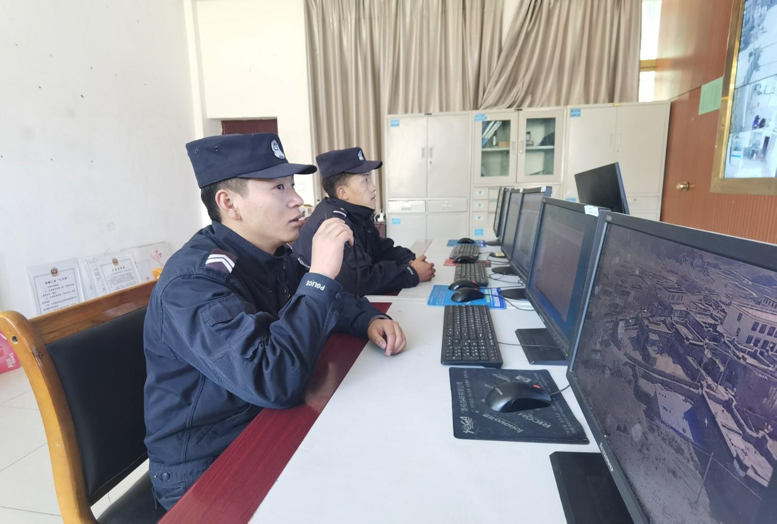 图为张坤海（左一）在通信室指挥调度 李晓峰摄.jpg
