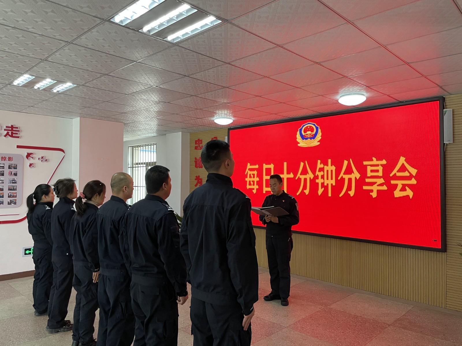 图为勒布边境派出所副所长洛追次登在做“每日10分钟”分享  侯莉摄.jpg